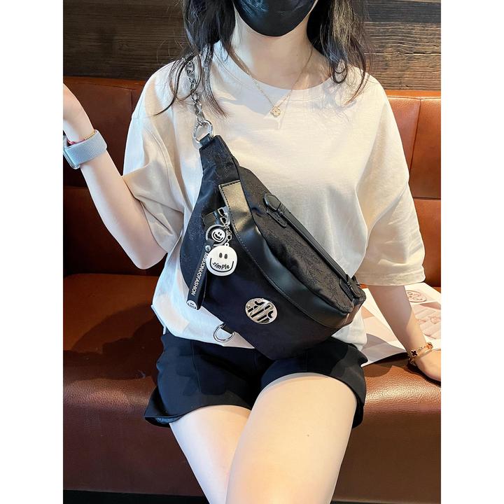 潮牌暗纹刺绣斜挎胸包2025新款轻便防水马鞍包大容量牛津布饺子包