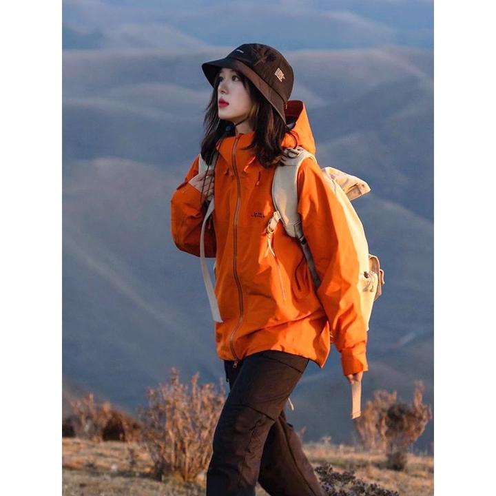 山系外套冲锋衣女款2024新款三合一秋冬户外旅游穿搭情侣装登山服