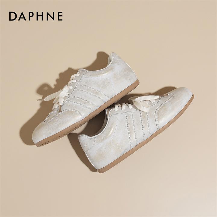 达芙妮春日上新学院风小众休闲女时尚百搭双色系带平底擦色德训鞋