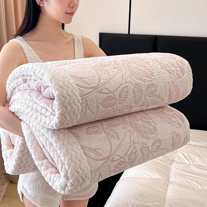 冬季三层加厚牛奶绒毛毯床上盖毯办公室沙发午睡毯宿舍雕花小毯子