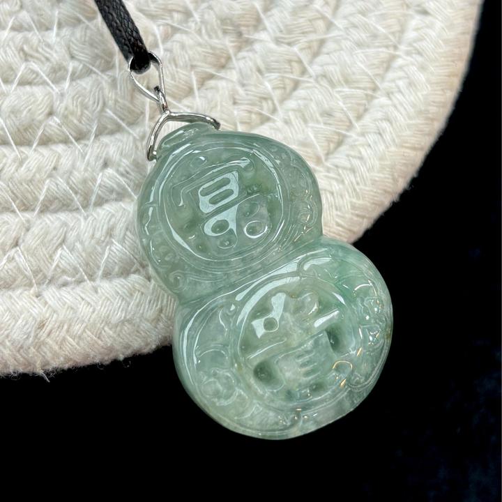 天然翡翠A货双面雕刻葫芦吊坠古法国风