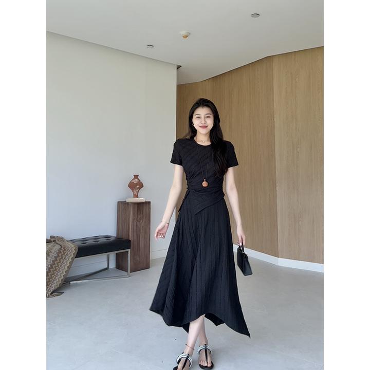 张阿星【邂逅美人】轻盈肌理质感褶皱斜裁设计感修身黑色T恤+半裙