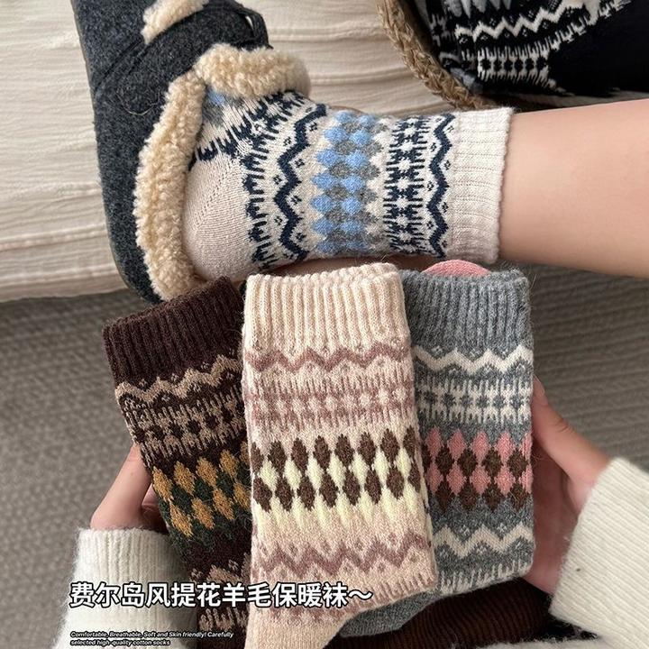 2025新款秋冬季费尔岛羊毛袜子女中筒保暖加厚长筒袜配勃肯鞋外穿