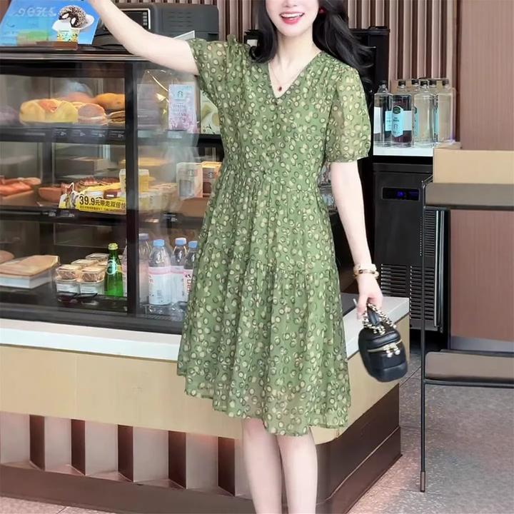 今年流行新款法式V领短袖碎花连衣裙女2025夏季新款小个子中长裙