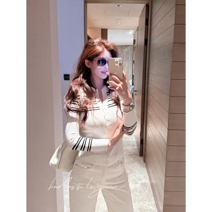 翻领条纹撞色高级感修身V领针织衫女春季设计感收腰显瘦精致上衣