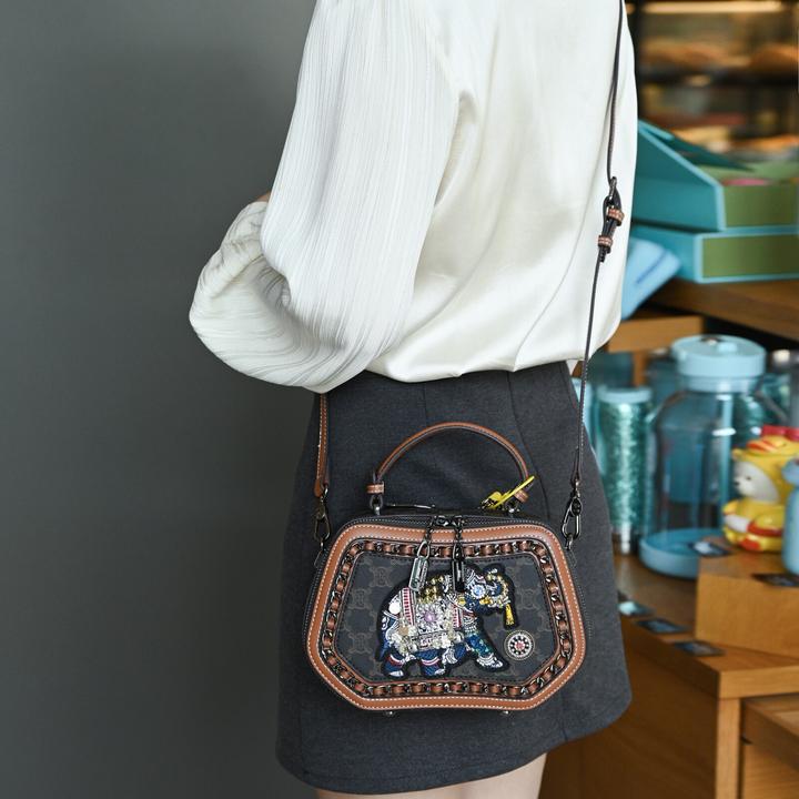 专柜正品女包2025新款时尚复古真皮刺绣大象包手提单肩斜挎小方包