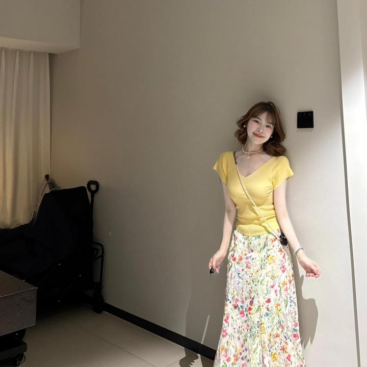 【蜜境切片】7879黄色V领针织短袖上衣女夏季高腰碎花半身裙两件套