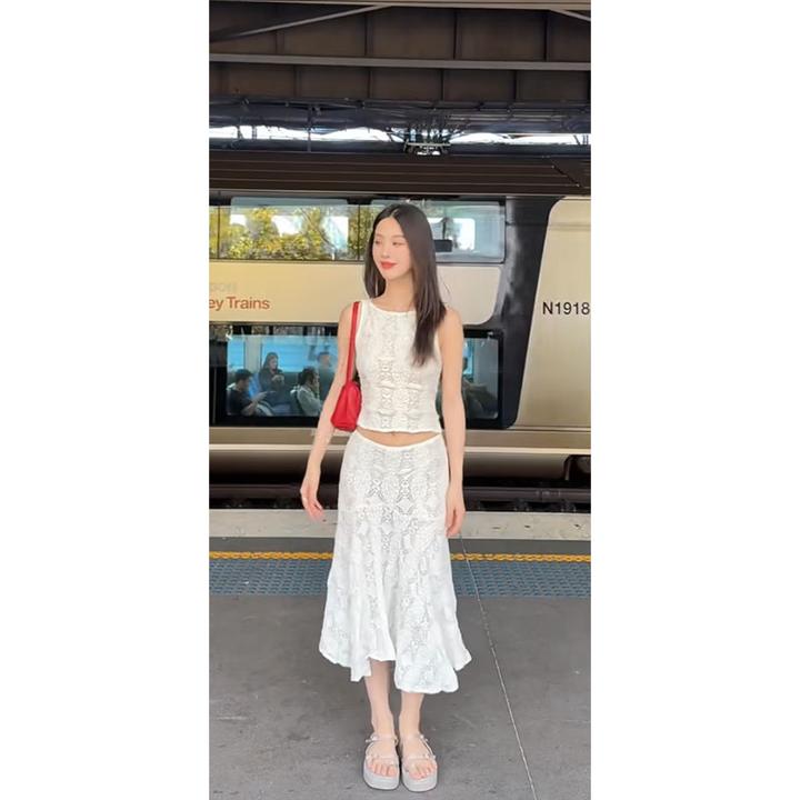 法式复古蕾丝拼接无袖背心女夏季新款设计感修身显瘦半身裙两件套