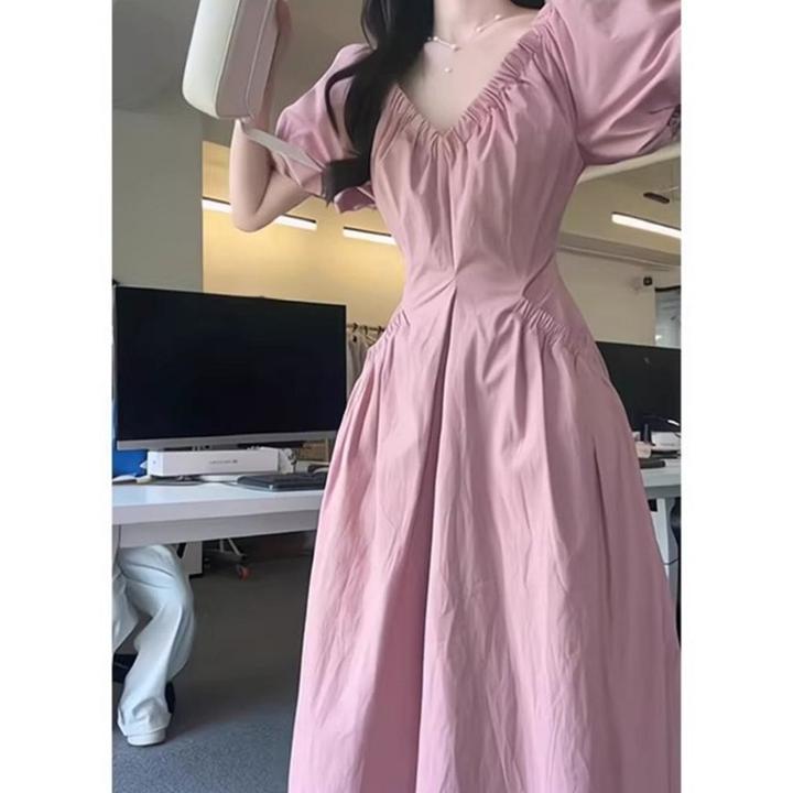 茶歇法式高级感V领连衣裙泡泡袖女夏季粉色收腰显瘦a字过膝长裙子