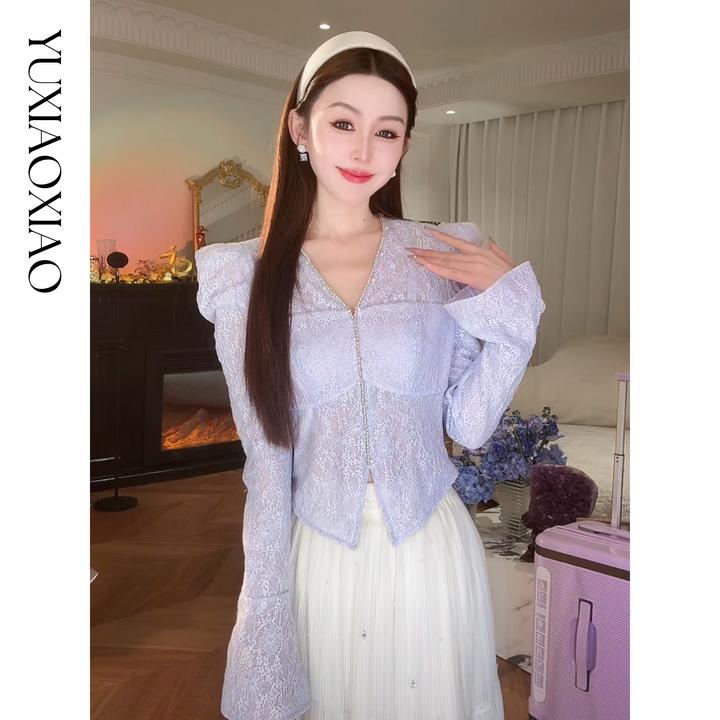 余潇潇【千颂物语】显瘦气质新品弹力蕾丝钻链珍珠V领修身打底衫