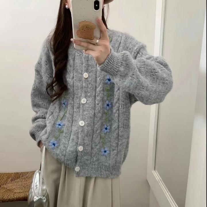 复古慵懒风绣花针织开衫女秋冬新款森系软糯甜美圆领宽松毛衣外套