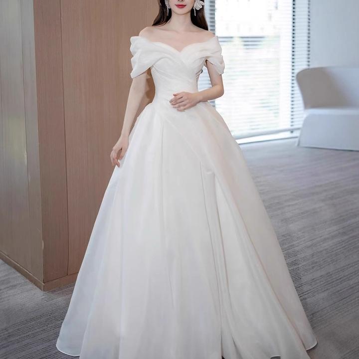 新娘一字肩轻婚纱2025新款法式主纱设计感出门纱轻奢旅拍礼服气质