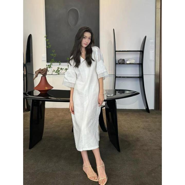 法式v领白色喇叭袖连衣裙女夏天显瘦长裙设计感宽松开叉气质裙子