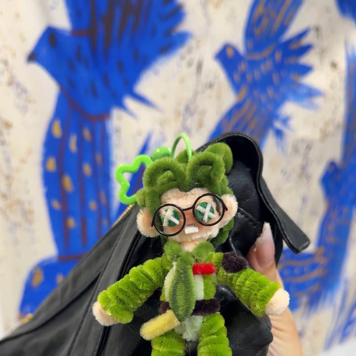 扭扭棒成品娃娃如图（律师皮）