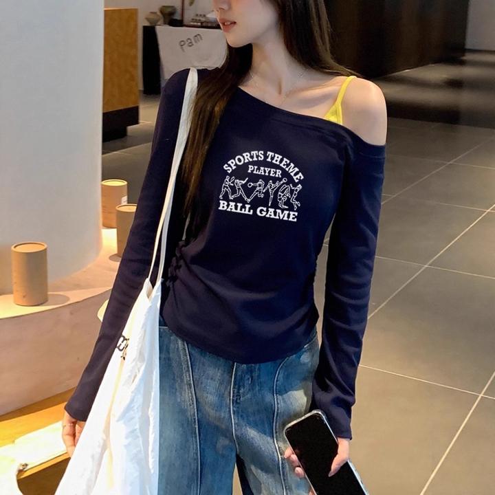 春秋季新款美式卡通字母印花斜肩露肩设计时尚气质修身辣妹上衣女