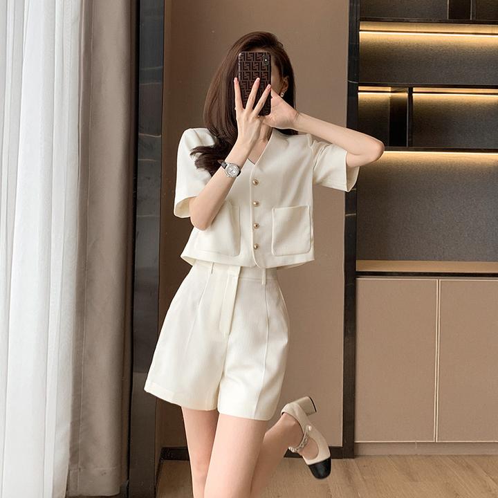 B小香风高级感套装女夏季2025新款小个子米白色上衣阔腿短裤两件