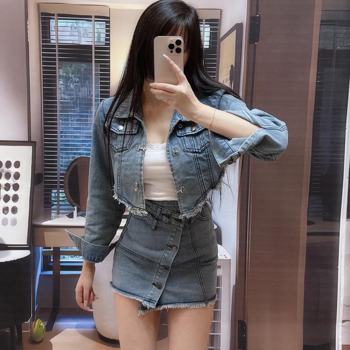 早春酷女孩穿搭网红炸街减龄时尚辣妹复古上衣牛仔短裙两件套装女