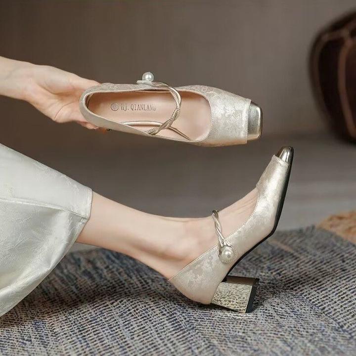 鸡婆鞋洋气婚鞋不累脚爆款方跟新中式高跟鞋女方头粗跟单鞋带珍鞋