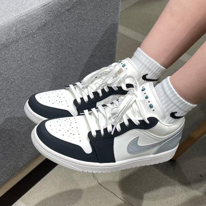 Jordan Air Jordan 1 Low 舒适复古篮球鞋男款白灰黑IO2242-101