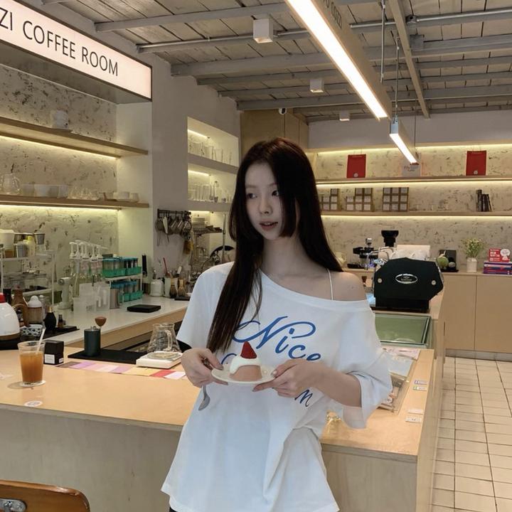 夏季新款斜领短袖印花ins小众露肩纯欲显瘦休闲宽松设计感上衣女