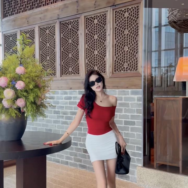 2026辣妹纯欲风包臀裙加一字肩显瘦性感气质设计感套装修身高腰