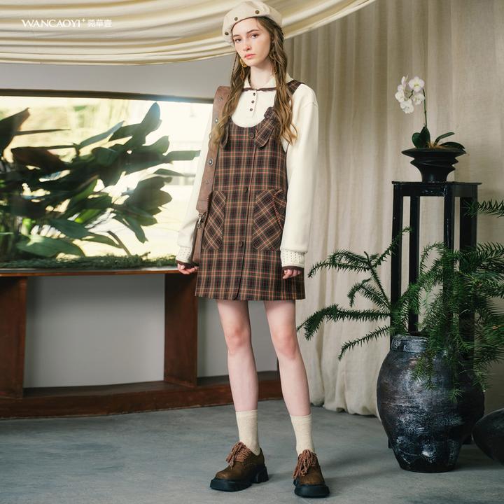菀壹秋季文艺减龄格纹短款背带裙套装毛针织衫两件套H28651431