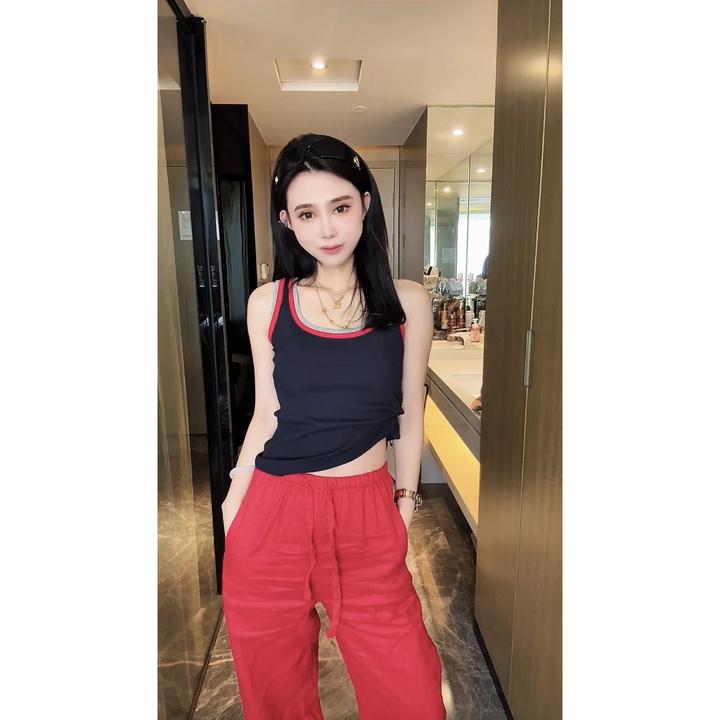 欧货爆款2025时髦松弛感撞色百搭大U领弹力修身显瘦无袖背心上衣