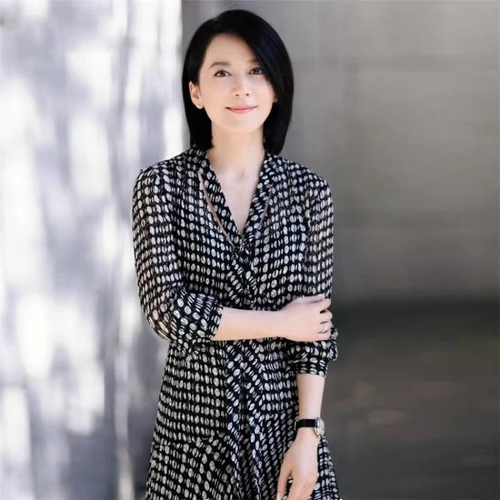 俞飞鸿明星同款女装法式复古黑色波点连衣裙女飘带V领气质长裙