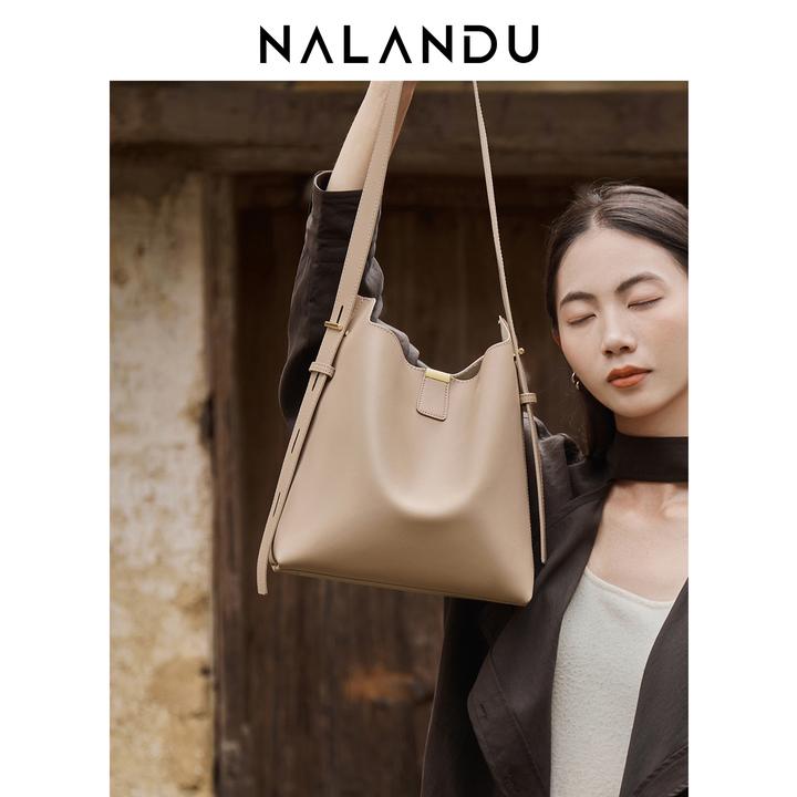 NALANDU纳兰杜纯色包包女款2025新款真皮水桶包女斜挎包时尚女包
