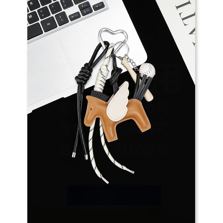 创意皮质飞马包包挂件miu系钥匙扣精致编织挂绳棒球书包背包挂饰