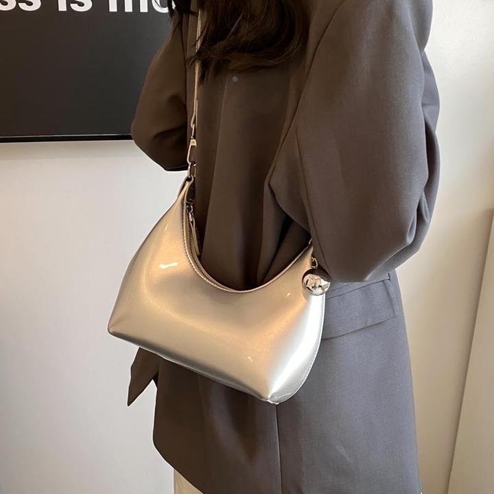 亮面纯色小众设计感斜挎包2024新款潮时尚百搭高级感气质小包包
