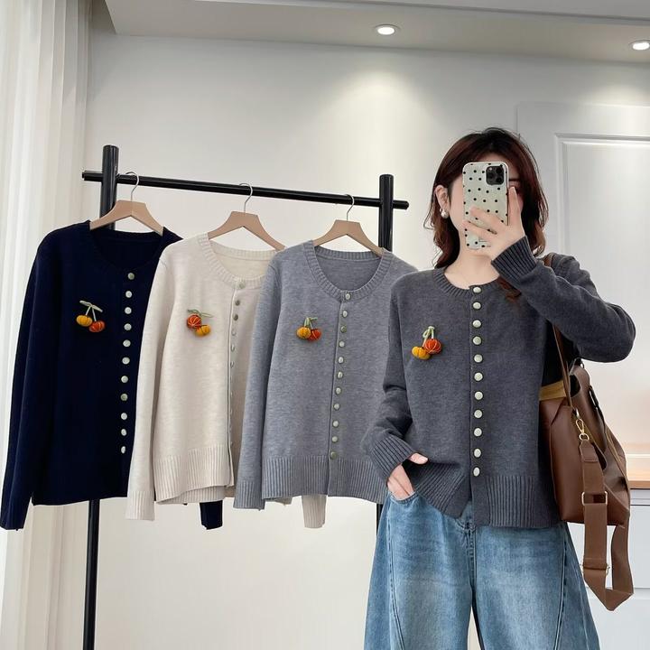 大码胖mm秋季新款显瘦圆领钉扣针织开衫女设计感装饰毛衣外套2065