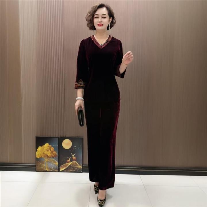 80110秋季新款中老年v领绣花丝绒大码宽松遮肉妈妈弹力阔腿裤套装