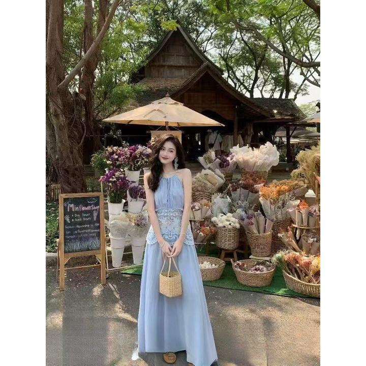 重工挂脖刺绣连衣裙