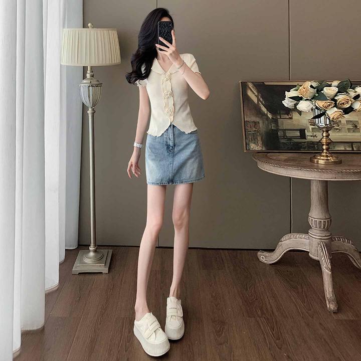 高级感时尚减龄套装女夏V领立体花朵短袖上衣蓝色牛仔短裙两件套