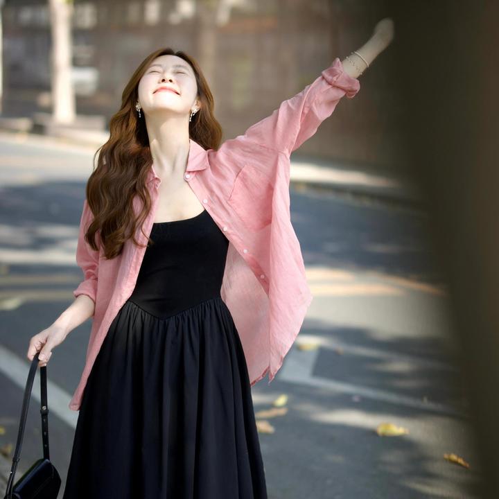 2025秋季韩版温柔风粉色衬衫上衣女搭配黑色吊带连衣裙气质两件套