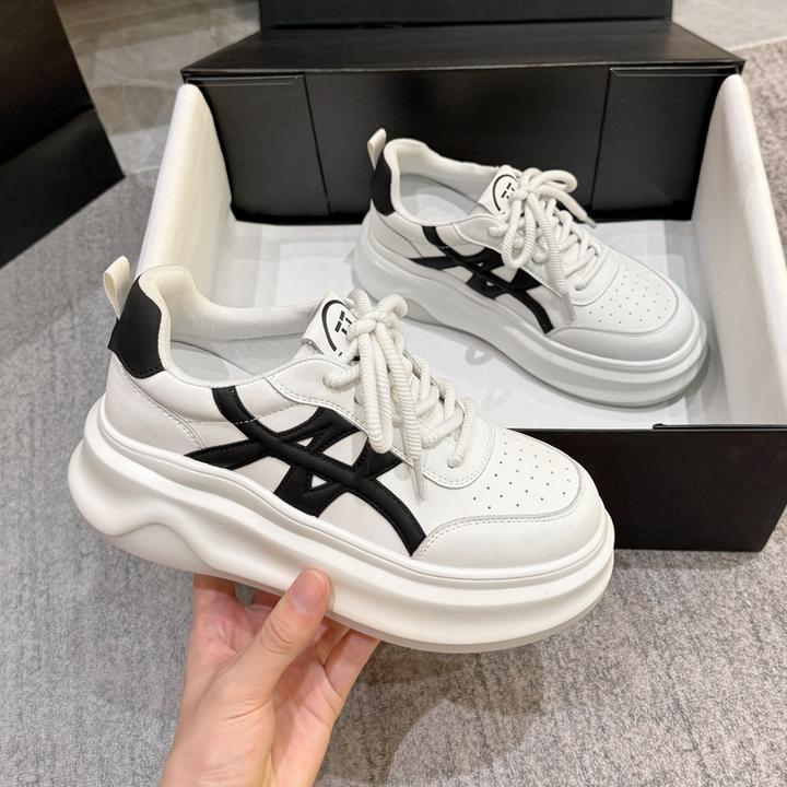 时尚休闲百搭板鞋女2025秋季新款松糕厚底单鞋今年流行增高小白鞋