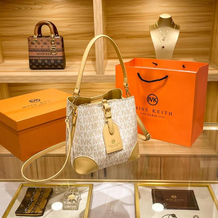 香港品牌女款爆款休闲女士包新款轻奢洋气时尚斜挎包包中号托特包