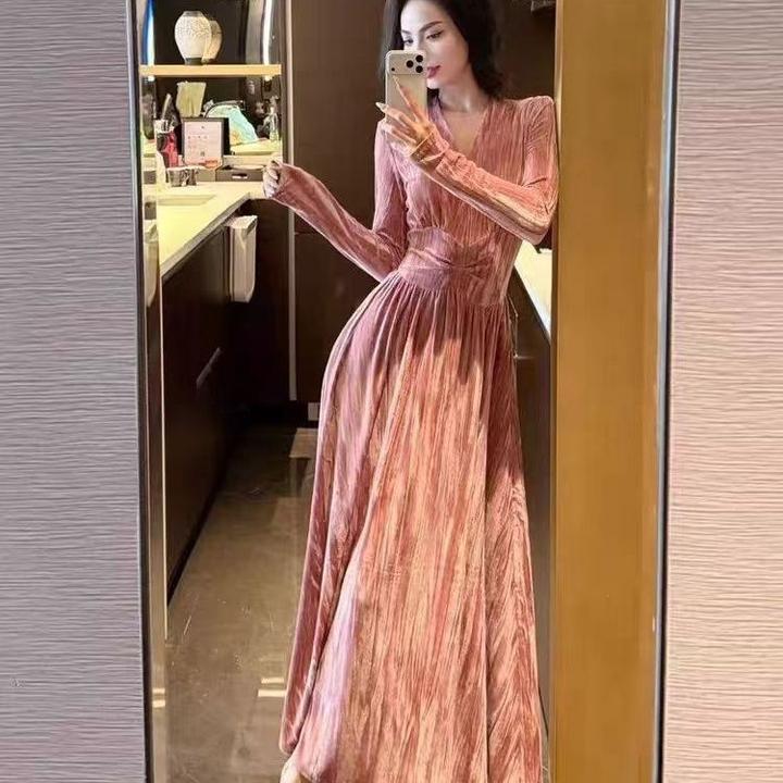 秋冬新款女神感小众高级气质小香风设计感贵气掐腰显瘦丝绒连衣裙