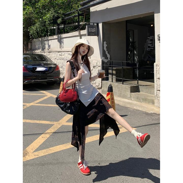 2025早春新款女士韩版复古宽松裙子休闲百搭显瘦修身时尚吊带背心