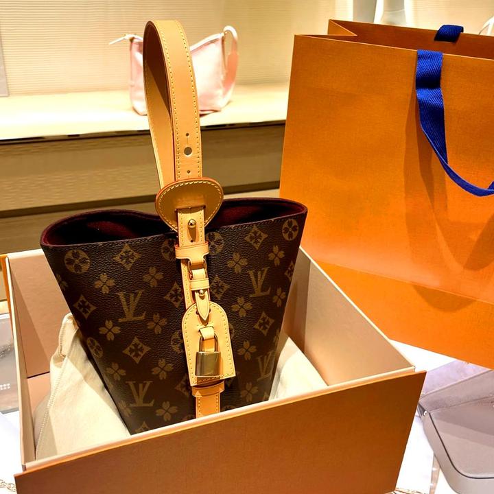 香港品牌2025新款老花时尚水桶包包轻奢百搭手提斜挎小包包潮经典