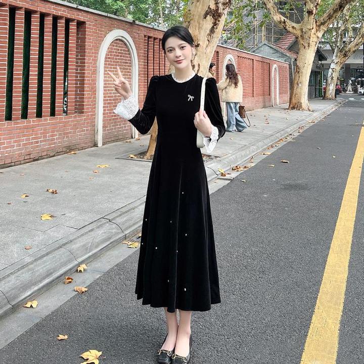 黑色丝绒连衣裙女2025秋季新款法式赫本风显瘦长袖中长版收腰长裙