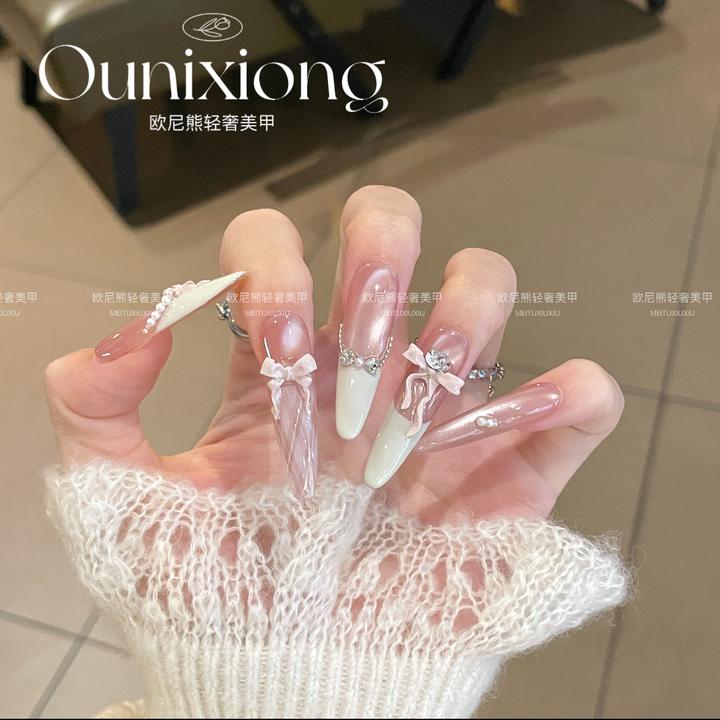 长款细狗甲穿戴甲白色高级甜美色猫眼法式蝴蝶结甜美堆钻手工美甲