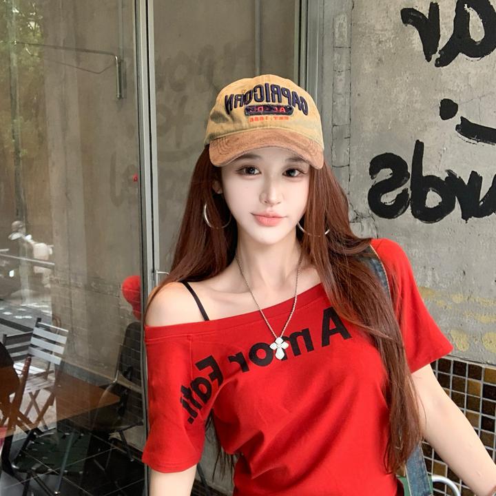 美式辣妹斜肩短袖t恤女夏2025新款字母印花灰色宽松显瘦露肩上衣