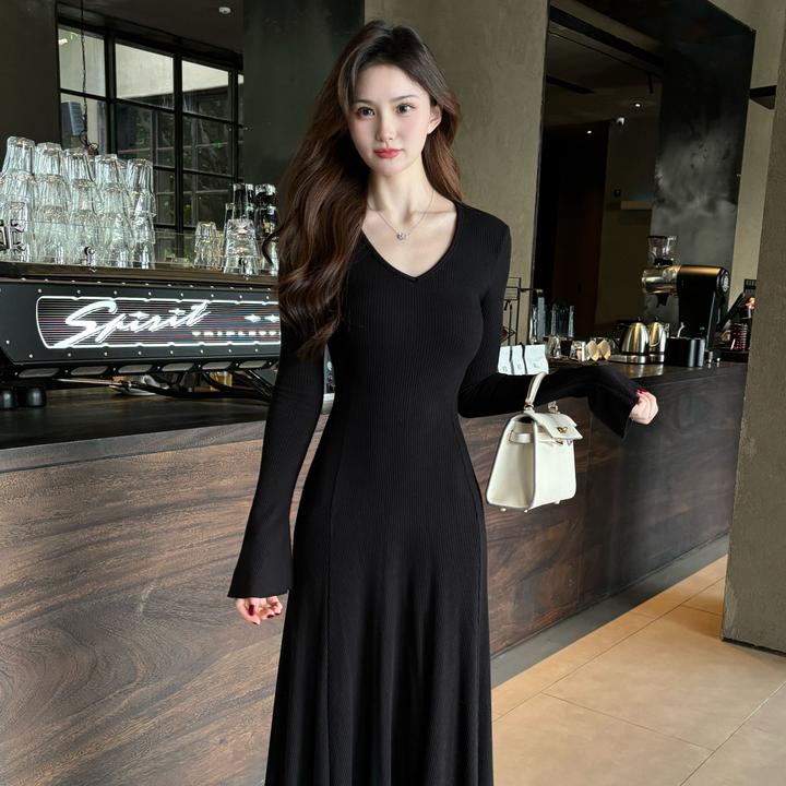 温柔风气质V领百搭长袖针织连衣裙女秋冬内搭打底裙收腰长裙2025