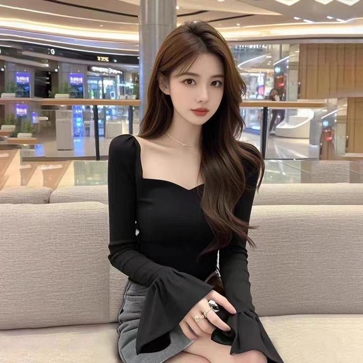 法式轻奢黑色方领修身长袖T恤女春秋新款设计感喇叭袖别致短睡衣