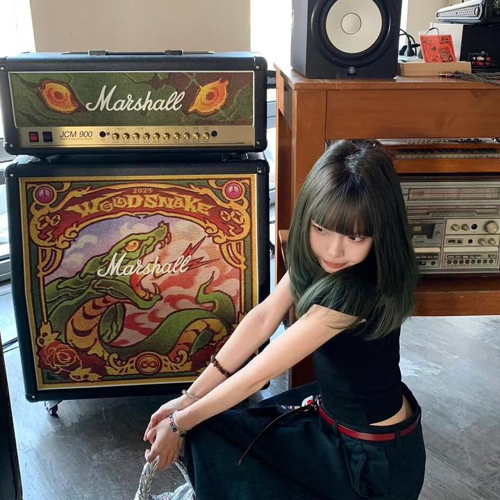 2025早春新款美式黑色正肩短袖t恤女修身显瘦上衣百搭直筒牛仔裤