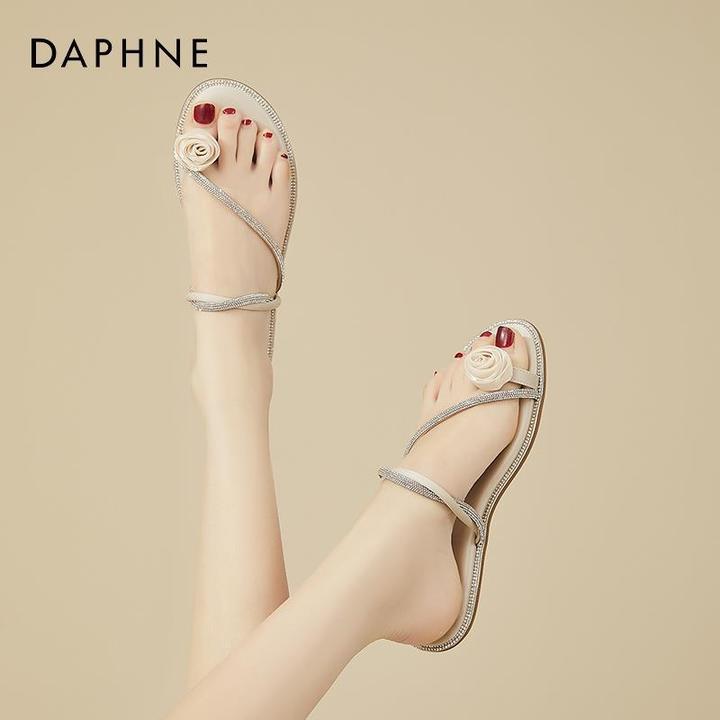 达芙妮平底凉拖鞋女款2025夏季新款外穿夹趾水钻花朵时尚套趾凉鞋