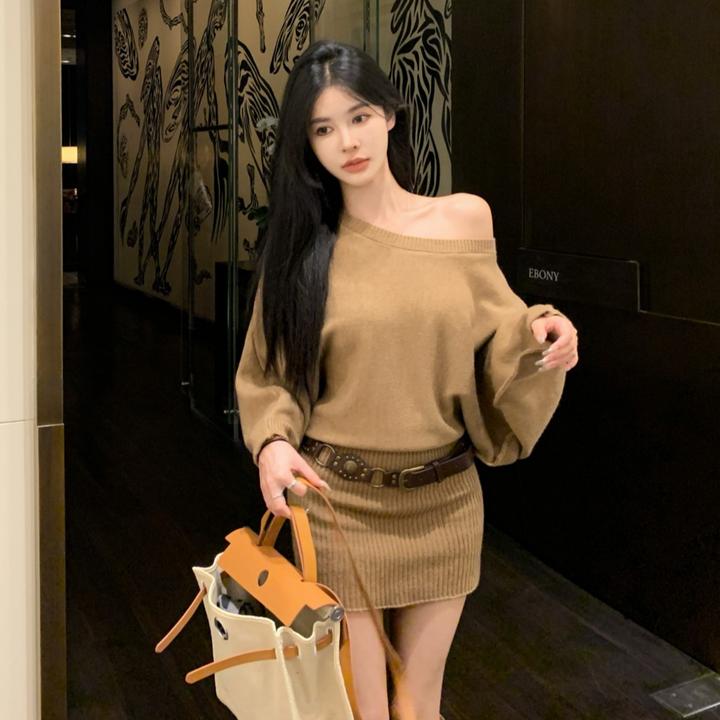 卡其色斜肩长袖针织连衣裙女春季修身毛衣短裙纯欲风收腰包臀裙子