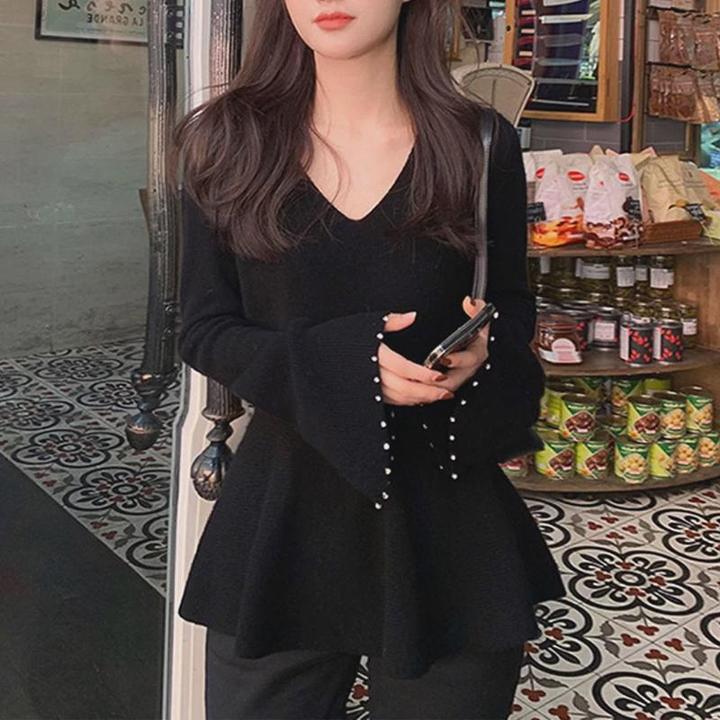 黑色v领喇叭袖羊毛针织打底衫女冬季绝美别致设计感小众内搭上衣